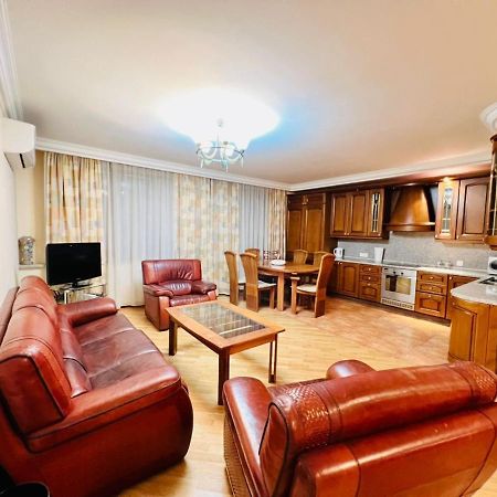 Family Spacious 3 Bedroom Apartment In The Middle Of City Center, Next To North Avenue Yerevan Luaran gambar