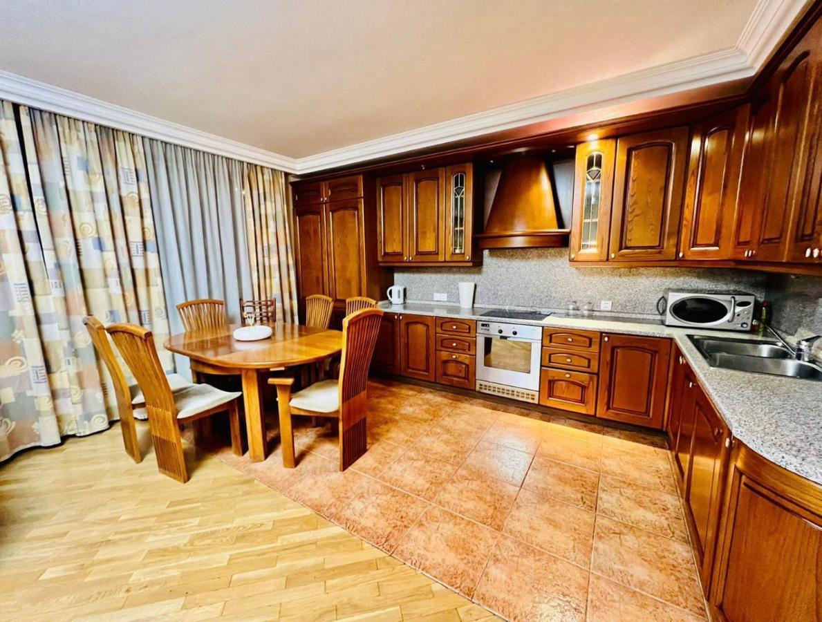 Family Spacious 3 Bedroom Apartment In The Middle Of City Center, Next To North Avenue Yerevan Luaran gambar