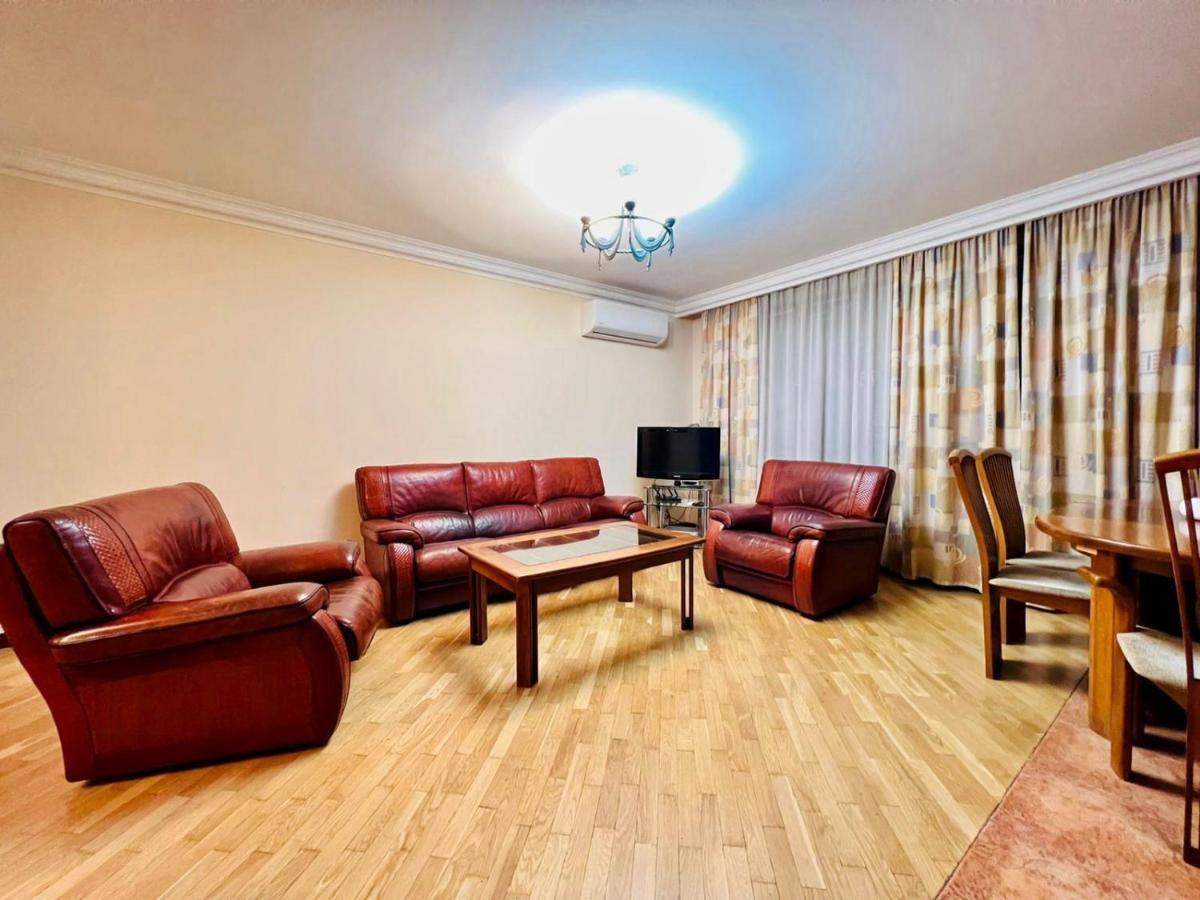 Family Spacious 3 Bedroom Apartment In The Middle Of City Center, Next To North Avenue Yerevan Luaran gambar