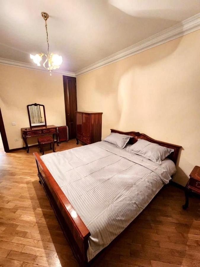 Family Spacious 3 Bedroom Apartment In The Middle Of City Center, Next To North Avenue Yerevan Luaran gambar